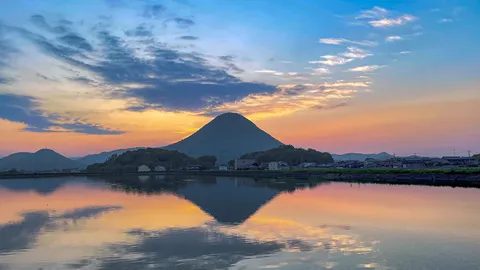 夕焼けを映す水鏡の山