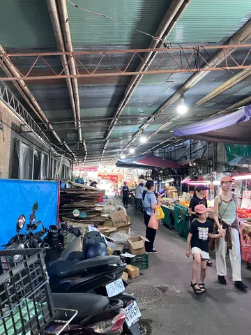 活気ある市場の一コマ