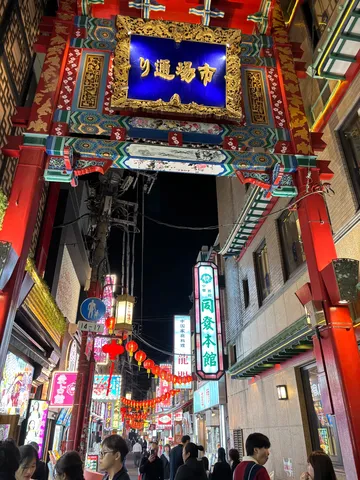 きらめく市場通りの夜