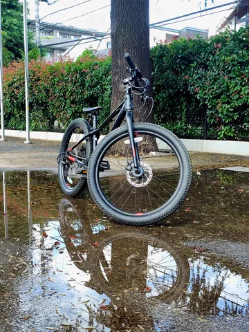 雨上がりの自転車、水たまりに映る。