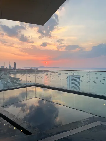 夕景とガラスの鏡