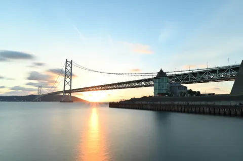 夕暮れを渡る橋