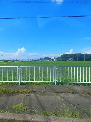 夏の青空と田園風景