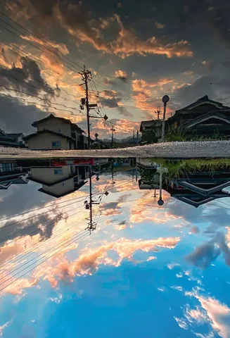 水面に映る茜色の空