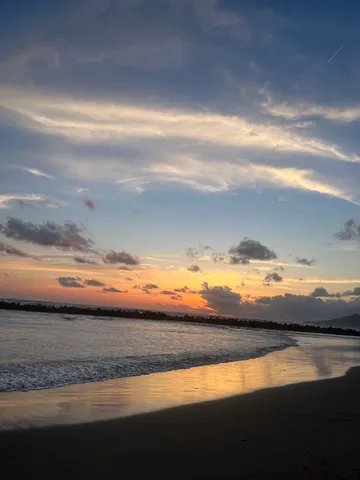 水平線に映る夕焼けのグラデーション