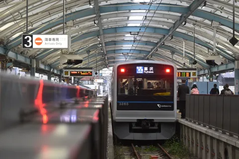 3番線、到着専用！見送る側はソワソワ？