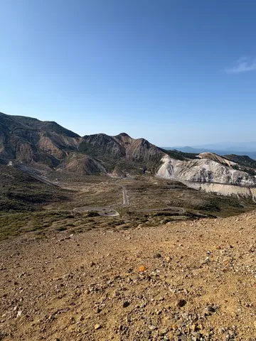 岩山と青空の道景色
