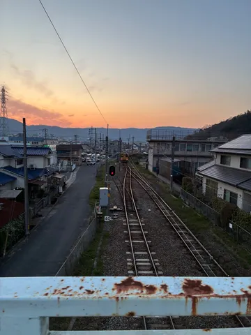 夕暮れ、線路と街並みの静寂