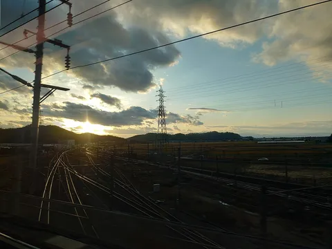 夕日と鉄路の風景