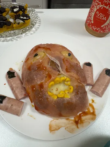 肉の頭部が主役の皿