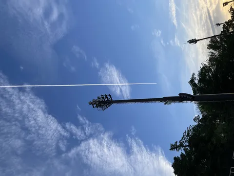 空を貫く白い一本線