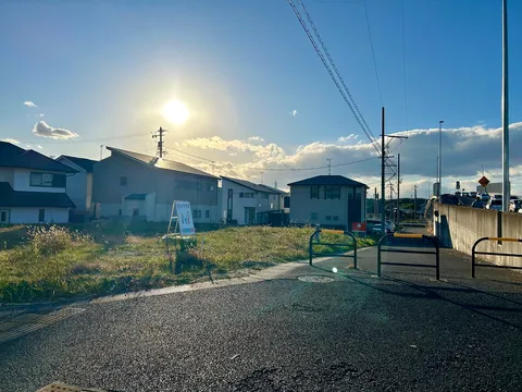 夕暮れ時、新天地への道