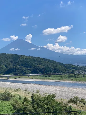 富士山と川辺の静かな風景