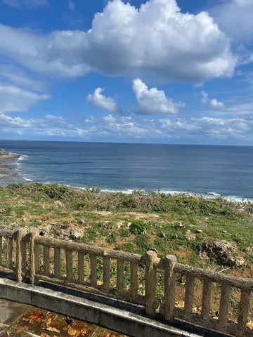 青い空と海、そして手すり