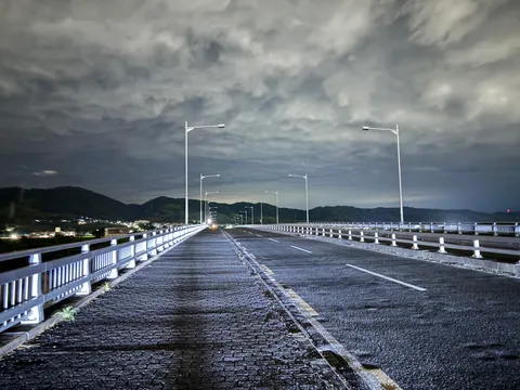 雨上がりの夜、静寂の橋