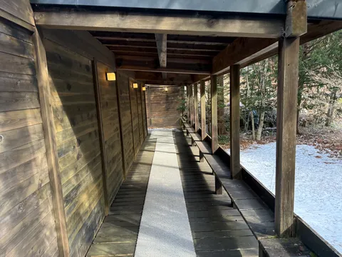 雪化粧の廊下、旅情を誘う