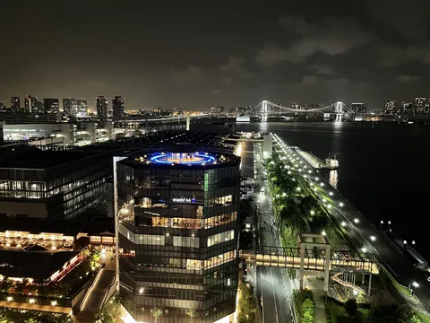青い光が印象的な都会の夜