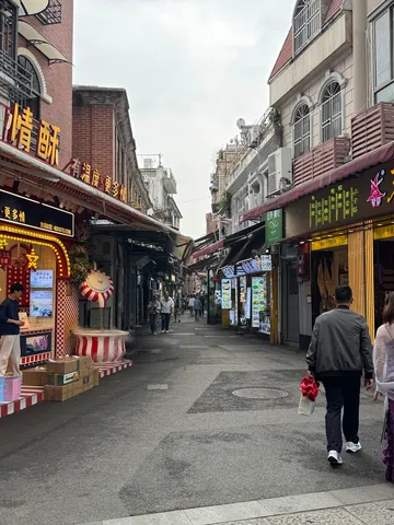 活気あふれるアジアの商店街