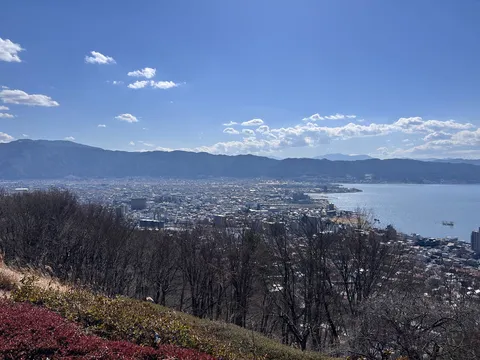 広がる街と空、穏やかな湖畔の眺め