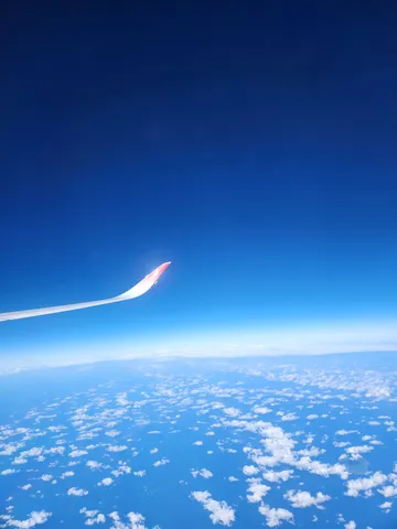 雲海を抜ける飛行機