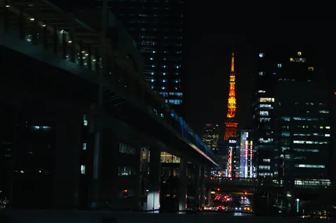 光が交錯する夜の街