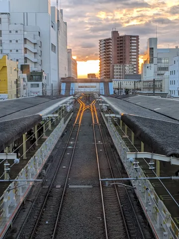 夕日に輝く線路の分岐点