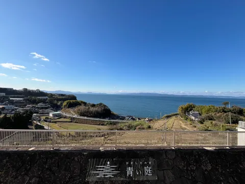 青い海と丘の上の街並み