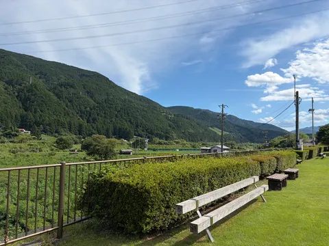 山あいのベンチで一息