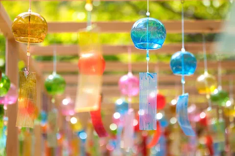 きらめく彩り、夏の風鈴並木