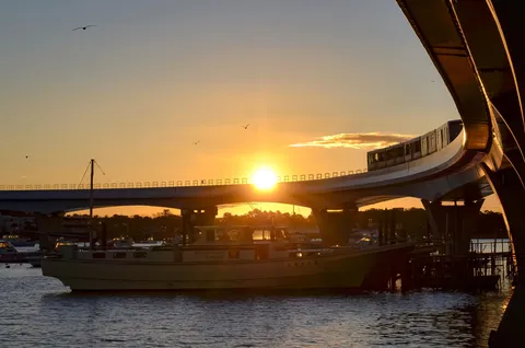 夕景の橋、動と静