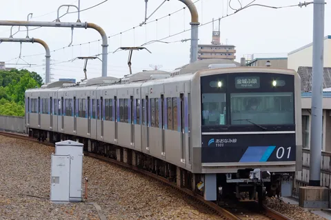 都会を駆け抜ける現代の鉄路
