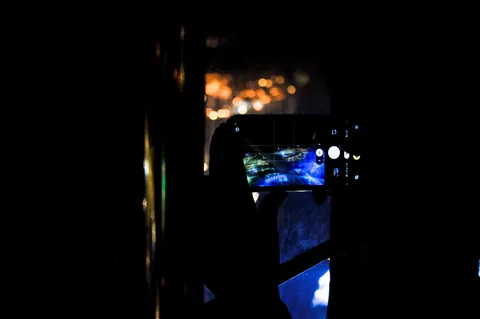 夜景を映すスマホの光
