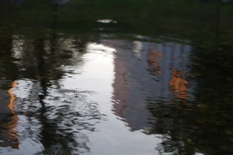 水面に映る都市の影
