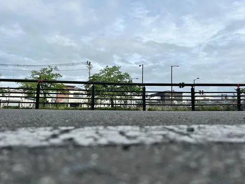 雨上がりの静けさ、アスファルトの筆跡