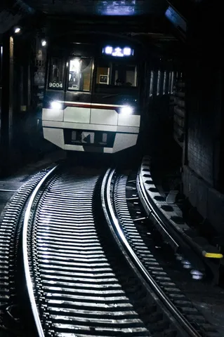 トンネルの奥から現れる光