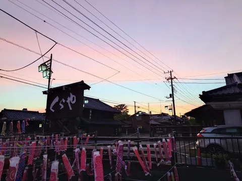 電線アートと鯉のぼりの夕焼け空