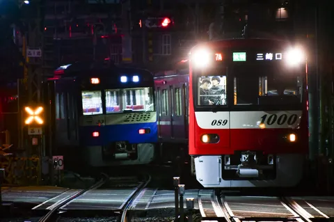 交わる線路、走る光跡