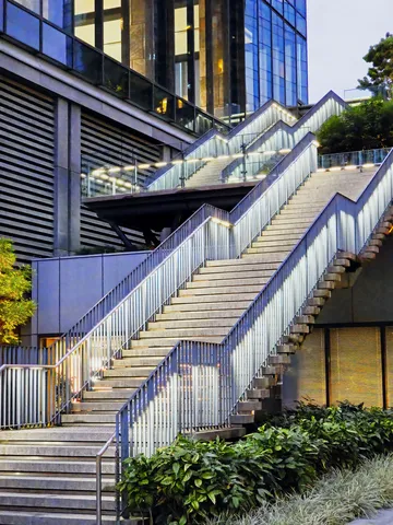 煌めく階段の都市風景