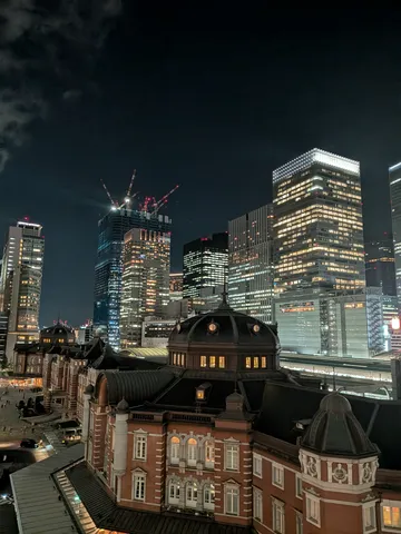 夜景に浮かぶ駅舎の記憶