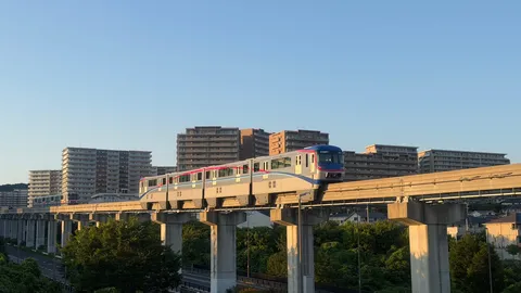 都市の空に輝くモノレール