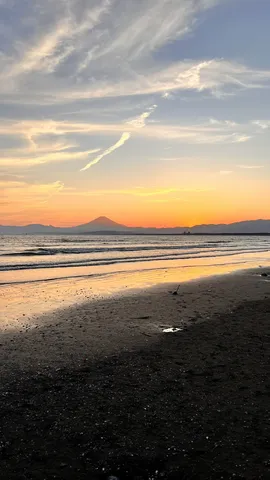 夕焼けに染まる海と空の絶景