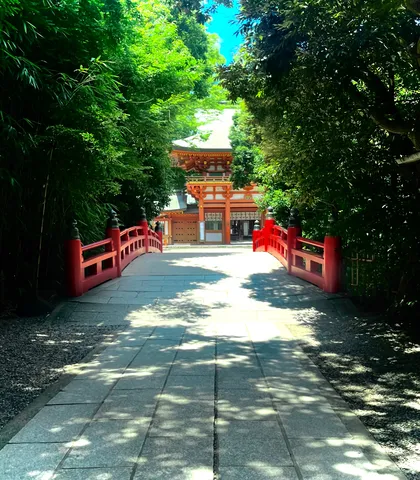 緑深き参道に架かる朱の橋