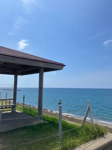 海辺の休憩所、潮風の囁き