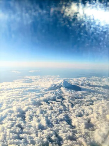 雲海に浮かぶ孤高の富士山