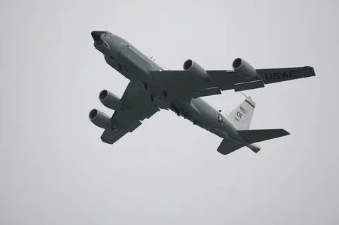 急上昇する空飛ぶ巨大な鉄塊