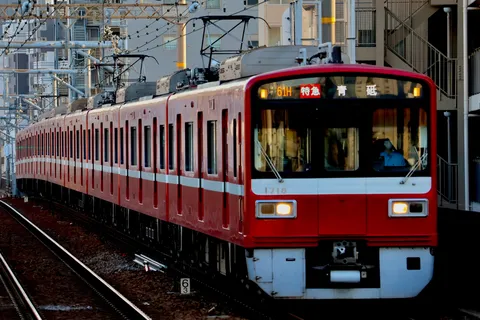 赤い車体、疾走の気配