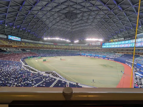 夜の球場、光と色の風景