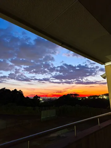 茜色に染まる空、街の灯り