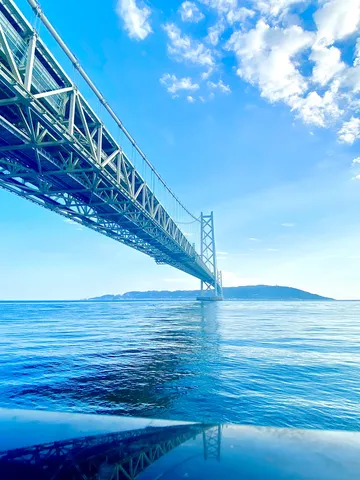 澄みわたる空と海と橋