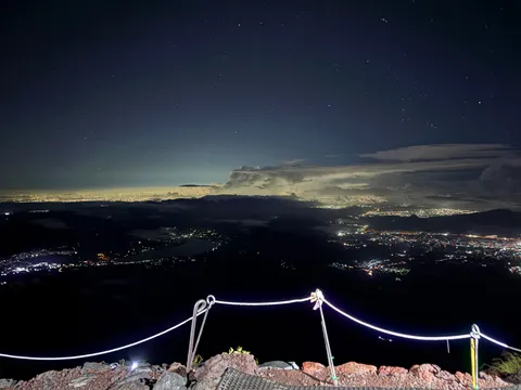 星空と夜景の境界線